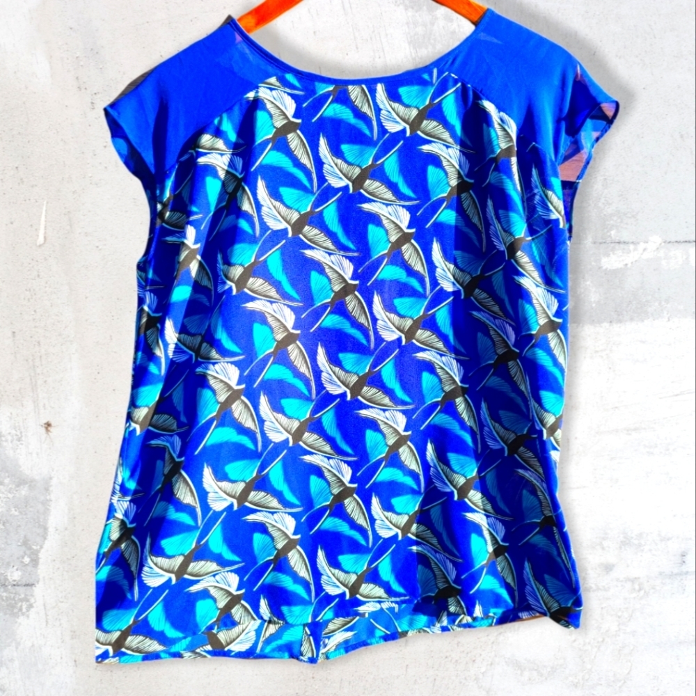 Cobalt Blue & Teal Sparrow Pattern Short-Sleeve w Buttons on Back Flowy Blouse M